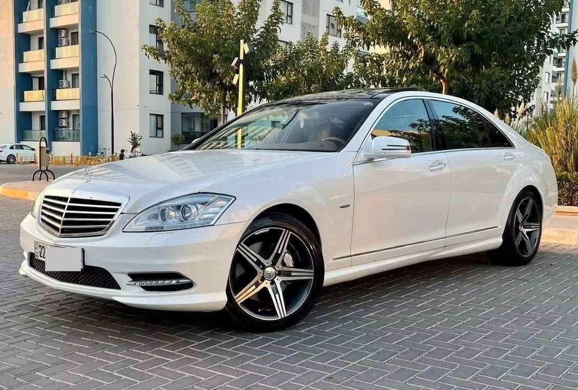 ارجو ان تستمع بمواصفات البنز الرئاسي وتفاصيله
بسعر مناسب 
مرسيدس S(class)350-(AMG EDITION) موديل 2012 
استلام شركة باچكير (اربيل)(مواصفات خليجي)
عداد المسافة 100 الف حقيقي..
كت (اي ام جي) اصل شركة بلادي
تحكم كشنات من الابواب الامامية مع التجاوي والبردات كهرباء•
تحكم كشنات مع ميزة حجم الخاص للجسم في وضعية الكشن•(نظام خزن)
ناظور ليلي (night vision)في الشاشة الامامية لعرض الطريق وكذلك عرض الاجسام عله شكل مجسمات وعرض الكاميرات في الطرق•
تدفئة وتبريد كشنات الامامية (نظام رئاسي)•
حزام امان(ياخذ وضعية الجسم )نظام رئاسي•
نظام(ESP)ميزة خاصة +أنارة داخلية متعددة.
سستم(هارمن كاردون)صوت مخيف مجسم حته بالكشنات سماعات مع السقف•
كشنات الامامي تدفئة وتبريد كهربائي(٣درجات).
مرايا عاكسة للضوء مع حساس مطري وحساس خلفي في السقف(تنظيم).
كاميرة خلفية دوارة مع لستيرن عند الرجوع الى الخلف.
اربع ابواب بصمة فتح وغلق السيارة.
اربع ابواب مع الصندوق شفط.
بصمة تشغيل السيارة.
حساسات امامية خلفية بلادي.
تدفئة وتبريد امامي(ثلج)منفصل حسب الرغبة مع وجود شبابيك في التكم من الطرفين•
نظام قفل الشبابيك والبانوراما عند تشغيل التبريد ذاتي(نظام خاص)•
ستيرن كهربائي 4 وضعيات+كير (تيبترونك).
ايرباك عدد 14 (منظومة حماية)..
دبلات كهربائية اوتوماتيك(سبورت وجبلي).
جهاز تلفون داخل السيارة للأستعمال..
بلوتوث/mb3/tv/dvd/auxميموري خزن..
منظومة زينون كاملة مع عدسة قلاب مع بك لايت ليد.
داخل جلد جوزي (مشمشي)مع دشبول مطعم صاج ملكي(لونين الدشبول)..
الستيرن مطعم بصاج ملكي مع لون الغرفة..
كرسي السايق كهرباء متحرك (خزن)مع الستيرن عند التشغيل (نظام رئاسي).
نظام الفوتو (للجامات)بلادي شركة..
نظام تحكم القيادة(S.C.M)..
ماوس تحكم كامل يظهر عله الشاشة (كونترول)•
خمس بردات كهربائية جوانب باب خلفي وبردة خلفية•
تحكم كشنات في الابواب مع التجاوي والبردات والبانوراما(نظام خاص).
ابواب خلفية كبير(VIP)..
جهاز(DVD)للعرض مكان تحت التجوة في الوسط مع ريمونت كونترول..
شاشات عرض عدد(2)لكل شخص تحكم خاص.
يوجد في وسط الجكمجة ثلاجة (لحفظ الاشياء)..
بانوراما عله طول السقف.
دكمة فتح الصندوق وغلقه وايظا دكمة قفل السيارة كامل (سنتر لوك)في الجنطة موجود•
ويل كب حجم(19)لوك جديد(اي ام جي)مع تخم تايرات.(توسايز)..
كتلوكات السيارة وكاعيات الشركة(AMG) وياه وهوك السيارة مع عدة الاسعافات وريمونت كونترول مع العدة (كاملة )..
السنوية محوله بسمي  وجدده ومسويله هزة وفحص بدون أي خلل تحويل أو وكالة بشرط..
السيارة مكفولة بدون صبغ فقط  بيه شبرين بجاملغ خلفي مبخوخ ومسويله بوليش وتشميع دمعة لسيارة..
السيارة انطيك اياه بشرط محرك وگير وحدادية وكهربائيات (صفر مسج)بدون أي خلل ومسويله سيرفس كامل(حدادية كاملة ودهن وفلاتر وتخم دسكات وفلنجات وبطارية أصلية ومي راديتر واذاين محرك وكير وهيدروليك وفلتر كير وتخم بلكات ومنظومة فيول بمب وتخم تايرات)بشرط السيارة جديدة لوك..
 وسعرها جدا مناسب بالنسبة للمواصفات والنظافة اللي عليه وروح جيك وبالعافية علياخذه..
مكان السيارة سليمانية 
للاستفسار *********** واتساب
