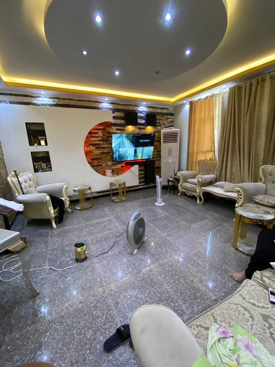 بيت في منطقة كفاءات الصحة بناء درجة اولى في (المربع الذهبي ) للبيع او مراوس (بعمارة او موقع مميز )

المساحة : 200م (الواجهة 10 والنزال 20 )

مواصفات (الطابق الاول ): يحتوي على كراج /حديقة /صالة استقبال وطعام / مطبخ بارد / مطبخ حار / صالة جلوس / غرفة منام /2مناور جانبية / تواليت داخلي / حمام داخلي / 

تواليت خارجي /

مواصفات (الطابق الثاني): 2 غرفة منام / صالة جلوس / حمام وتواليت / سطح خلفي ناصي / سطح عالي 

للاستفسار الاتصال على الرقم : ***********
