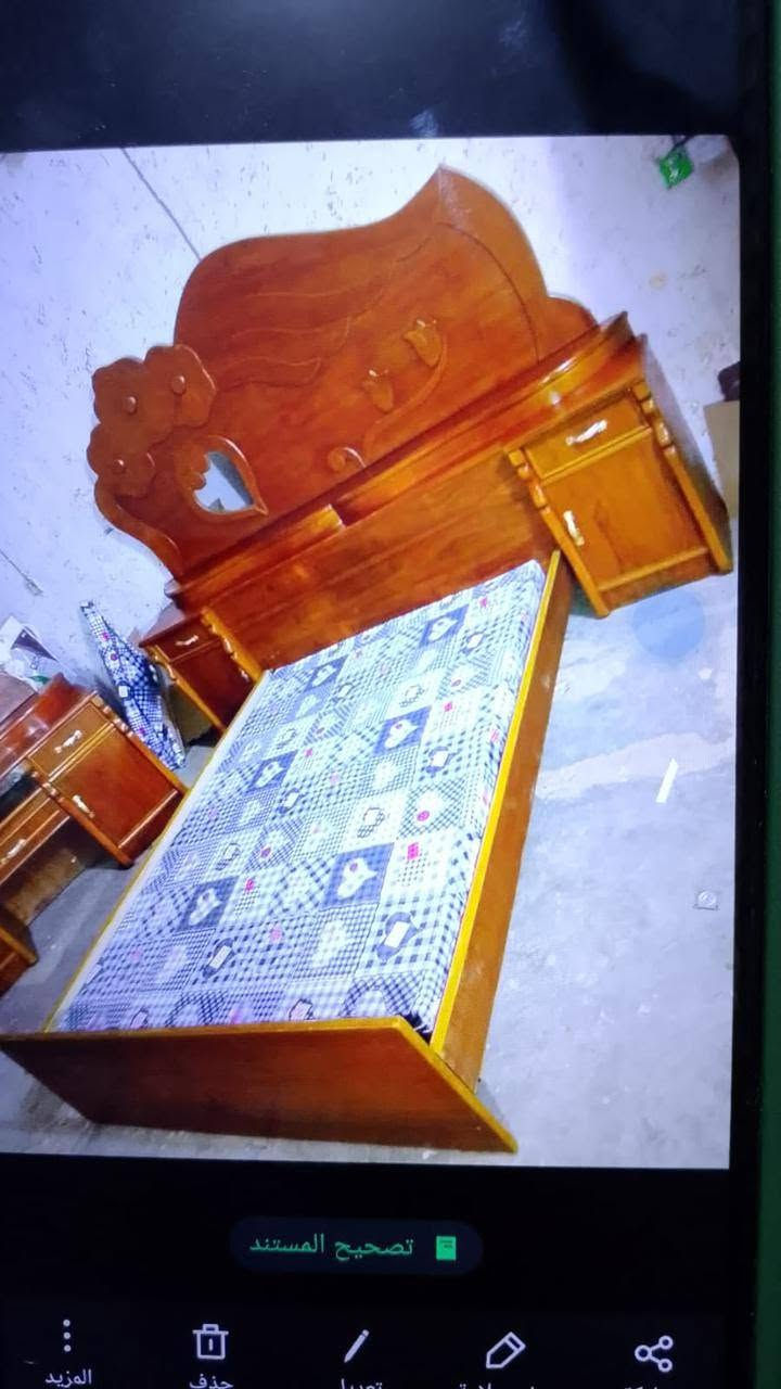 سلام عليكم 
غرفه نوم للبيع نضيفه كامله 
جربايه كومديات زاويه ميز ابو لمرايه
العنوان بغداد حي الرئاسة شارع جامع الايمام علي 
رقم الهاتف ***********

نص مكتوب في الصور:
- ١ of ٥
- +964 772 222 0812