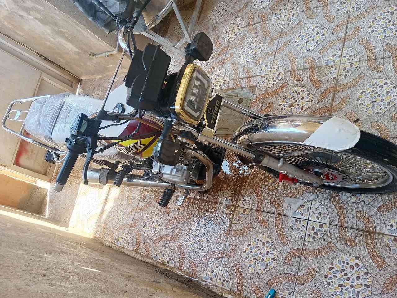 السلام عليكم دراجه للبيع موديل 24 محرك ما مفتوح برغبي دراجه خير من الله السعر 625 وبيها مجال مكاني ديالى الخالص ***********
