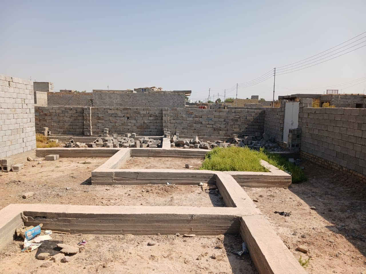 السلام عليكم 
هيكل زراعي للبيع 
مساحه القطعه 300متر منطقه السميلات 
تبعد القطعه عن الشارع الرئيسي 100 متر 
وتبعد عن الشارع العام 500 متر 
متوفره كامل خدمات ماء وكهرباء 
سياج كامل 4 جهات بلوك 
السعر 9 ملاين 
للاتصال وواتساب 
***********
