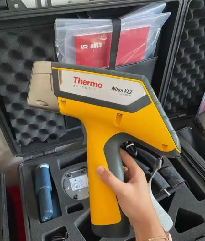 للبيع بسعر مغر 
جهاز كاشف تحليل المعادن Niton XL2 XRF لفحص السبائك والمعادن
يستخدم لفحص:
السبائك، المعادن الثمينة، الخامات، والمحولات الحفازة (الكاتاليزر)، ويمكنه قياس الذهب والفضة والنحاس والحديد والنيكل والكوبالت والموليبدينوم والبلاتين وغيرها.
