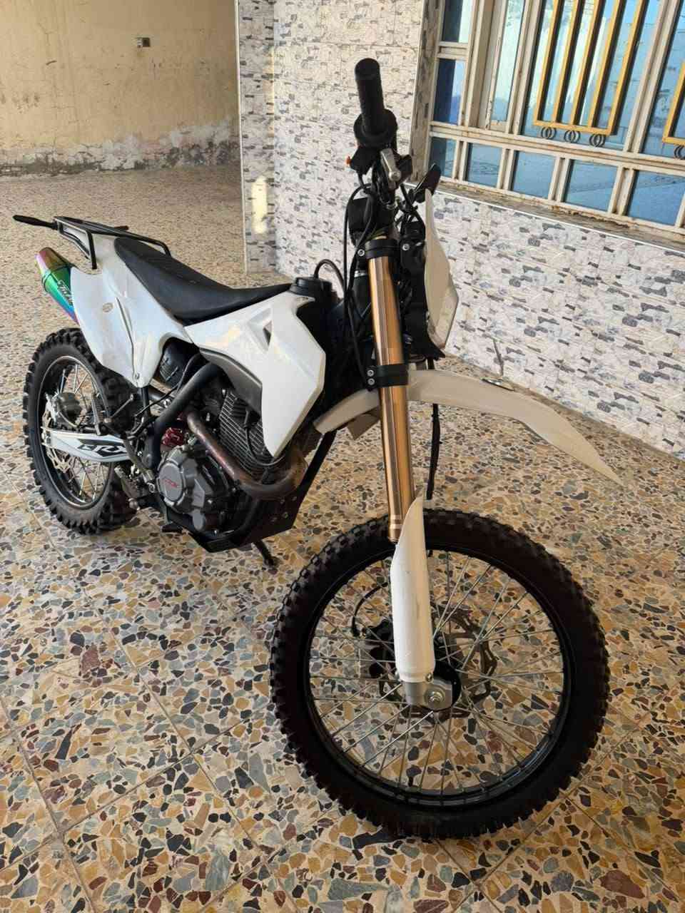 سلام عليكم دراجه للبيع سي ار اكس مكينه 300 وراق صولي داجه زيرو من لوكيل للبيت ماخذها 2000 محتاج وريد بيعها 1500 مضمومه عليها تزويدات كامله  مديل 25 العماره القادسيه رقمي ***********
