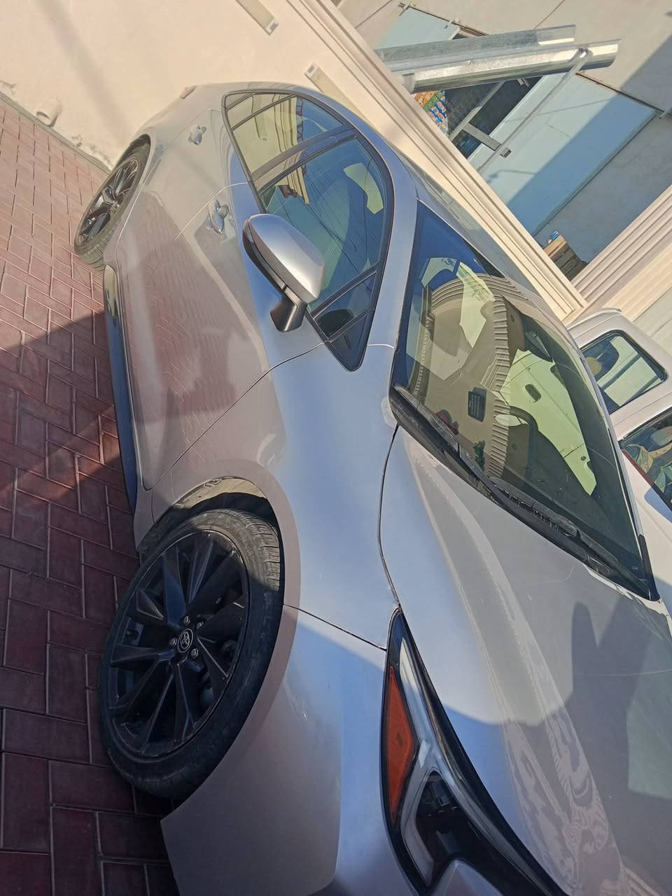Toyota Corolla Hybrid SE 2024
دخول جديد مرقم باسمي اربيل 
دفع أمامي FWD) مواصفاتها
المحرك
محرك 1.8 لتر، 4 سلندر.
نظام هايبرد من تويوتا.
القوة الكلية: 138 حصان.
ناقل حركة eCVT.
دفع أمامي (FWD). �
Edmunds +١
استهلاك الوقود
داخل المدينة: 50 MPG.
خارج المدينة: 43 MPG.
المعدل: 46–50 MPG حسب نظام القياس. �
Toyota +١
الجنوط والإطارات
جنوط ألمنيوم رياضية 18 إنش.
قياس الإطارات: 225/40R18
Toyota +١
التصميم الخارجي
شبك أمامي رياضي باللون الأسود.
جناح خلفي (Spoiler).
مشتت هواء خلفي أسود.
مرايا كهربائية مدفأة.
مصابيح LED أمامية وخلفية.
إضاءة نهارية LED. �
Toyota +١
المقصورة
مقاعد رياضية قماش.
مقود جلد متعدد الوظائف.
تشغيل بالبصمة (Push Start).
Smart Key.
مكيف أوتوماتيكي.
شاشة معلومات للسائق 4.2 إنش. �
Toyota +١
الترفيه
شاشة لمس 8 إنش.
Apple CarPlay لاسلكي.
Android Auto لاسلكي.
Bluetooth.
6 سماعات. �
Toyota
أنظمة السلامة
Toyota Safety Sense 3.0.
مثبت سرعة راداري (DRCC).
الحفاظ على المسار (LDA).
قراءة إشارات المرور (RSA).
التحذير من الاصطدام مع الكبح التلقائي (PCS).
الضوء العالي التلقائي.
كاميرا خلفية.
8 وسائد هوائية. �
Toyota +١
الأبعاد
الطول: 463 سم.
العرض: 178 سم.
الارتفاع: 143.5 سم.
قاعدة العجلات: 270 سم.
خزان الوقود: 42.8 لتر.
صورة الضرر بالاخير 
مرفقة 
ضرر قبغ جنطه معدل ومصبوغ بدون دواخل بيها بارد بسيط بالبنيد  
السعر 174 بيها مجال بسيط
العنوان الانبار فلوجة 
واتس اب ***********
