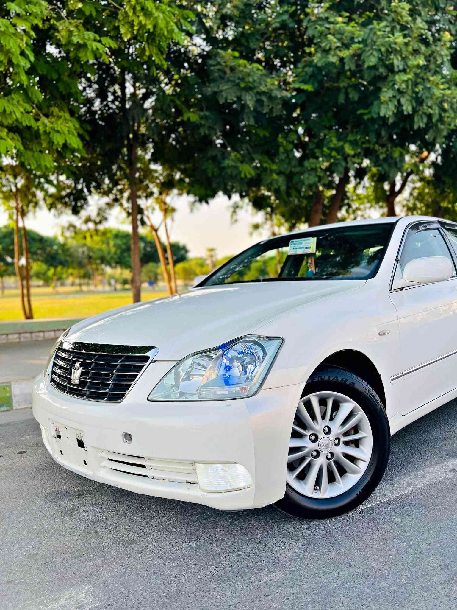 بەناوی خوای گەورە 🤍.
بۆ فرۆشتن شاھینە 2005
بــڕاوە بــڕاوە
كــۆدی ھــەیە ✅.
گــێڕ و مەكینە بــچوك 180 .
2 دوگــمە 
نــاو كــرێمی .
شــاشە و كــامیرە
سارد و گەرم و برێكی بەسراوە
تــەقە و ڕەقە بەشەرت
تازە پێشیم داگرتوە چركەی تیانیە .
تاخمێك تایە و ویلی لۆك لۆك ..
سەیارەكە زۆر جوانە ماشااللە
چاڵ و شوخت و قوپاوی نیە
گەردی نیە سفر سفرە ماشااللە .
سەقف و لاشەی ڕێك وەكو شوشــە وایە .
تابڵێی جوان و بێ مەسروفە سەیارەكە وەك تۆپ وایە
ڕۆنی مەكینە و پاتریم تازە گۆڕیوە.

ھەر ھەمو گیانی بەشەرت ئەفرۆشم
سەقف و كەڤەر و ڕەقەم شاسی بەشەرتە .
ھەر ھەمو شتێكم نوسیوە ڕەحمەتت لێبێت موشتەری نیت سەری كەسمان مەیەشێنە .

لــە كەلارم 
نــرخی 46 گەڵاو مەجالێكی زۆر كەمە ..

***********
