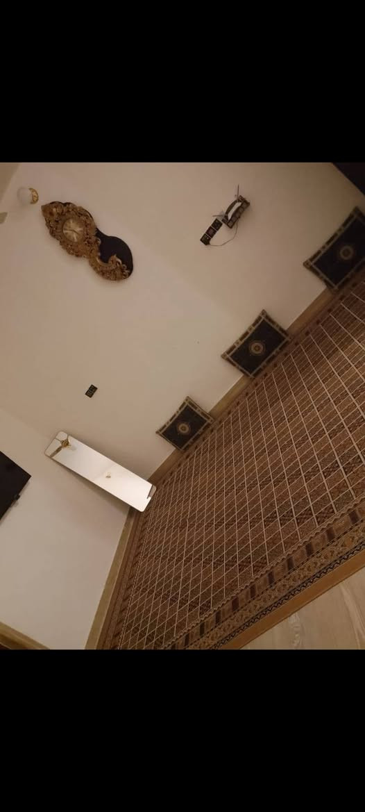 السلام عليكم بيت 100طولاني جاهز نقصه بيتونه وستاره الجمعيات حجي حسن الثانيه خلف أسواق الحجي بنص المنطقه ***********
