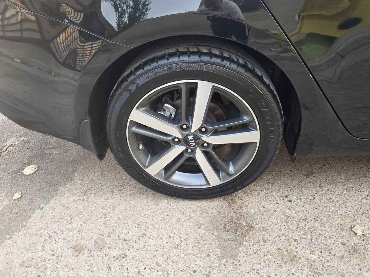 بسعر مناسب جدا 🚗 كيا سيراتو 2017 VIP خليجي للبيع
مواصفات السيارة:
موديل 2017 – فئة VIP(إيراني) 
(فول مواصفات وكالة)
محرك 2000 سي سي مع وضعية Sport
رقم أربيل الجديد باسمي 
بصمة تشغيل وبصمة للأبواب والصندوق
فتحة سقف (Sunroof)
تبريد أمامي وخلفي
مقاعد جلد
كرسي السائق كهربائي مع حفظ الوضعيات
تدفئة وتبريد للمقاعد الأمامية
تدفئة للمقاعد الخلفية
تدفئة للمقود
شفتات خلف المقود
تحكم كامل بالمقود
ثلاث وضعيات قيادة: Eco / Normal / Sport
10 وسائد هوائية
إنارة زينون أمامية مع LED نهاري وخلفي
حساسات أمامية وخلفية
كاميرا خلفية
نظام النقطة العمياء (Blind Spot)
تنبيه حركة المرور الخلفية عند الرجوع
نظام الثبات الإلكتروني (ABS + EBD + مانع الانزلاق)
حساسات ضغط الإطارات
نظام الترحيب عند الاقتراب من السيارة
شاشة معلومات وكشف أعطال
السيارة نظيفة وجاهزة.
للتواصل ☎️ 
***********
