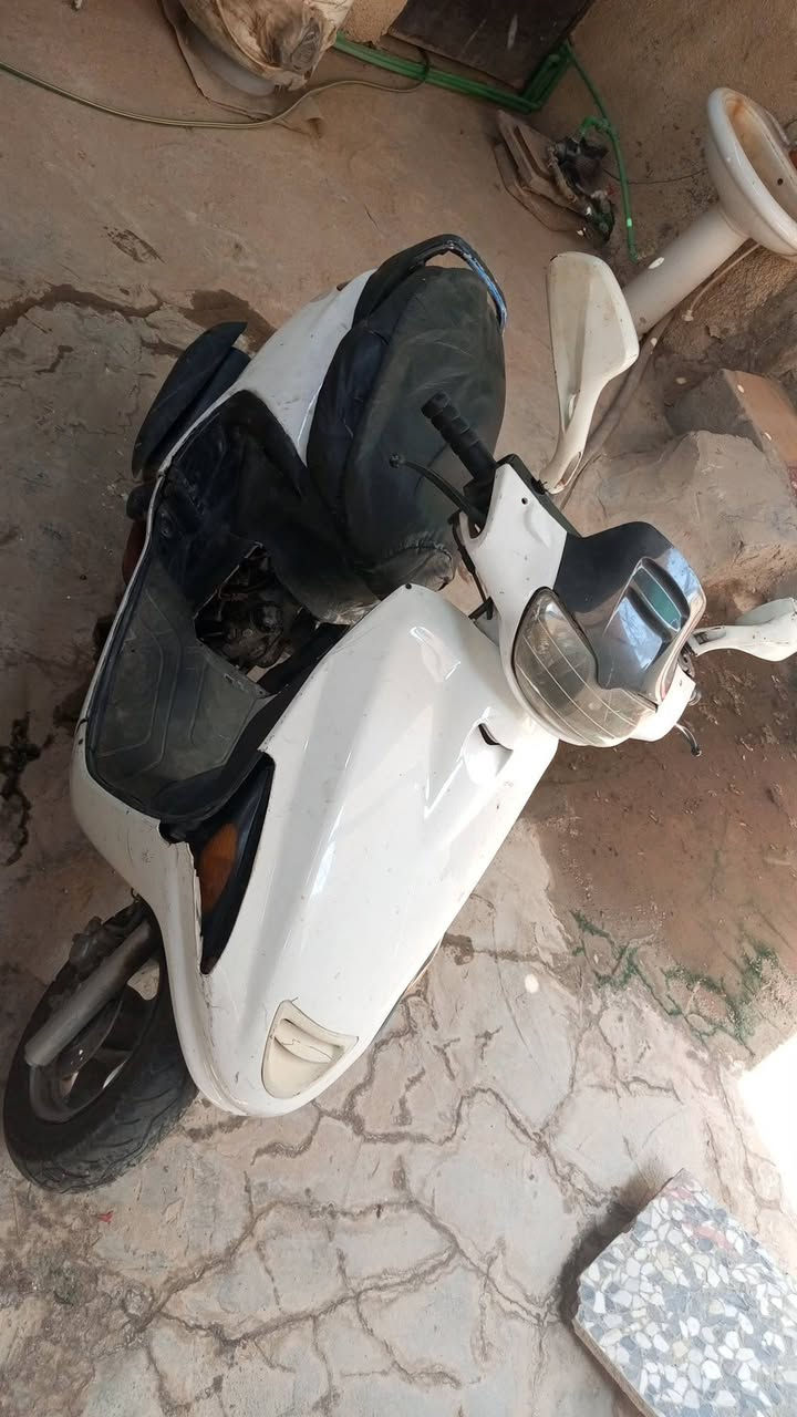 السلام عليكم دراجه فراشه فحل مفتوحه مره وحده 
للبيع نضيفه المكان نجف شغاله سلف هندر
 الدراجه خير من الله *********** السعر 350

