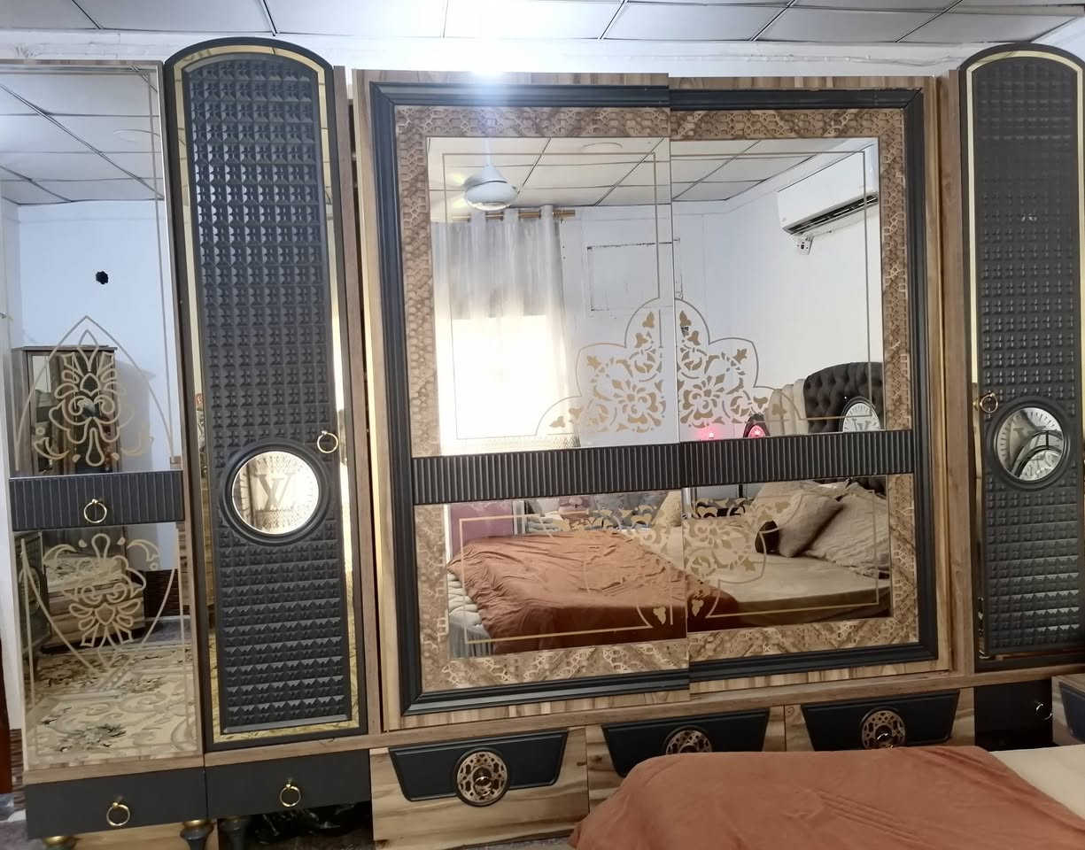 السلام عليكم غرفة نوم تركي 7قطع نظافه 95 ٪ اي ضرر ما بيها مع تخت نجاره عراقيه وياها السعر 800وبيها مجال بسيط كربلاء الاتصال على الرقم ***********
