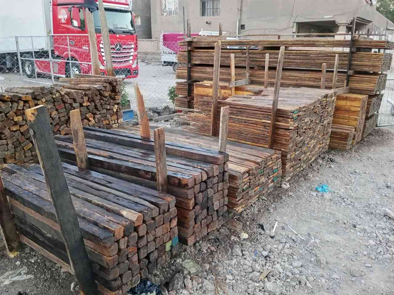 قالب خشب للبيع نظيف تارس 25 العدد (11 مكعب)المكان بابل الهاتف (***********)
