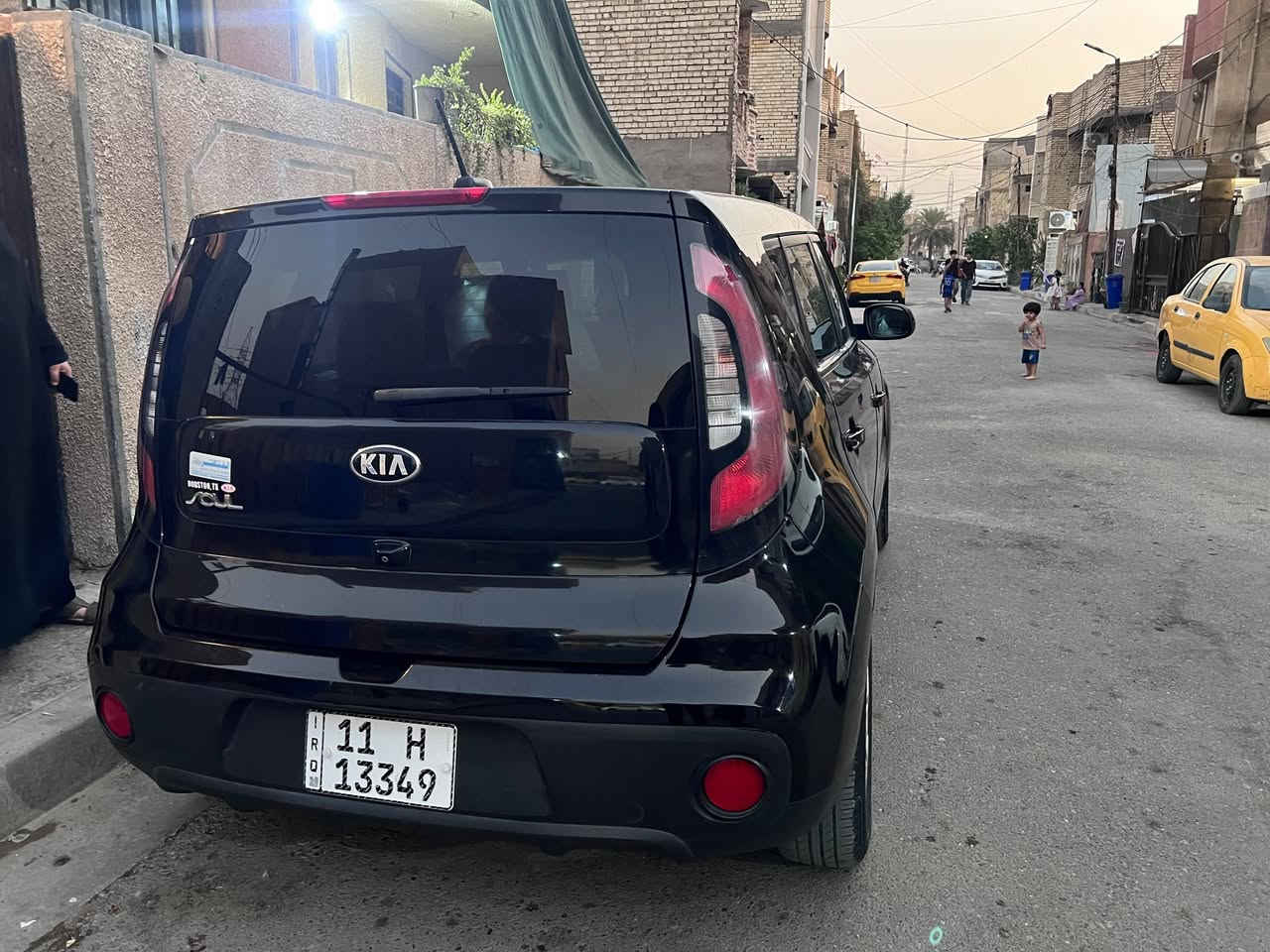 للبيع في بغداد الشعب 🚗
Kia Soul موديل 2019
​المحرك: 1600 سي سي (قوي واقتصادي)
​المكان: بغداد
​التبريد: ثلج (شغال بكفاءة عالية جداً)
​الحالة والبدن: السيارة نظيفة ومضمونة، وملاحظات البدن موضحة بكل أمانة (باب مبدل وجاملغ أيمن مصبوغ، دون أي تأثير على الدواخل أو الإيرباج).
تحويل ثاني يوم. 
​السعر: 115 ورقة (قابل للتفاوض بشيء بسيط )
​للإستفسار والمعاينة، الاتصال على الرقم التالي: ***********
