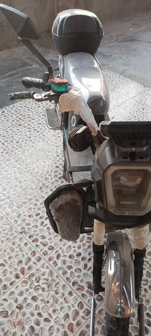 سلام عليكم  دراجه شحن موديل 24 دشرها نظيف بدون باتريات كهربائياتها شغاله السعر375 رقم ***********
