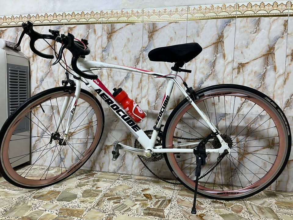 بايسكل road bike ماركة  Fila Aerocube ، قياس 700c ، بيها 7 نمر ، هيكل المنيوم ، بايسكل اصلي صنع كوريا ، نظيف وكله شغال بريكات امامي وخلفي وكير ، فقط بحاجه الى مكينه مال سرعات تشدها وتطلع بي ، السعر 130 وبي مجال للشراي ، مكاني بغداد الشعب
