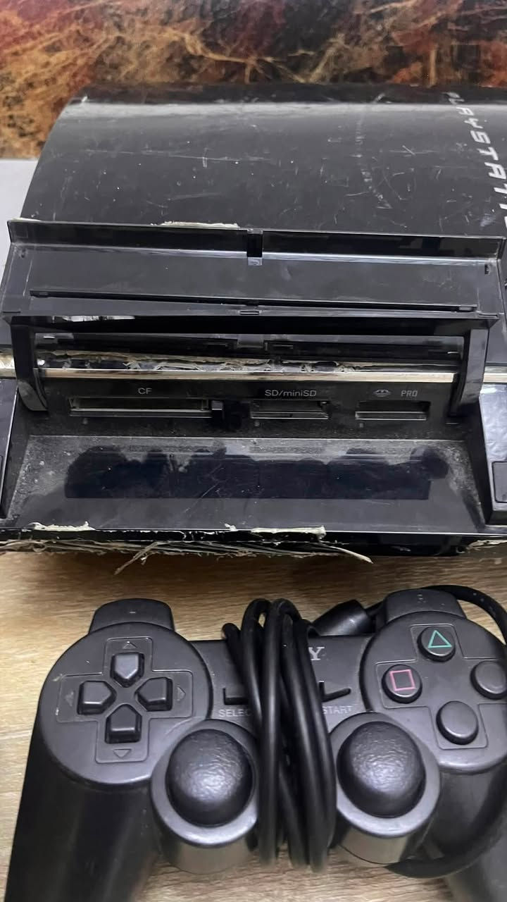 السلام عليكم بلي ثري نسخه فات اربع
منافد usb شغال بس بي مشكله يفصل و يطلع لون اصفر
بلي وان شغال بس ما يعرض مع قرصين بلي وان ويدات ثنين مال بلي تو 
ابيعهن فحم السعر كلهن 35 الف ابيع شلع ما ابيع قطعه تواصل واتساب ***********
