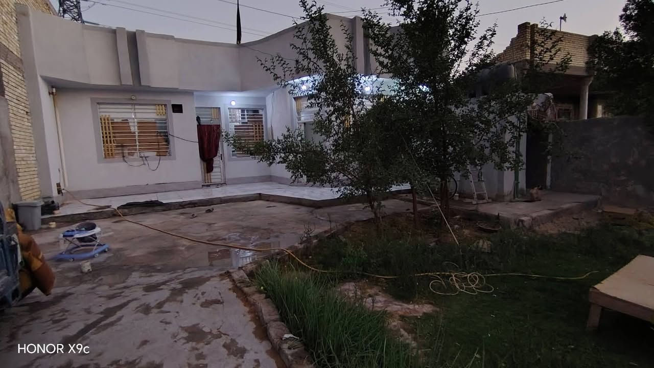 (السعر 70او بي مجال 🤑🤑)
السلام عليكم بيت مساحه 500متر مساحت البيت 200متر أو حديقه 🌳🌳300 يحتوي عله ثنين حدائق 

البيت بناء درجة أوله 

بناء البيت 2غرق نوم أو صاله أو ستقبال أو مطبخ أ صحيات

منطقه كله ساكنه بيه ناس 

البيت زرعي  📋أو قرار محكمة بسم المشتري📝

المكان النجف شارع كربلاء عمود 155طريق يا علي يبعد عن طريق الزوار 200متر 🛣️🛣️تبليط لباب كهرباء وطني أو مولد ذهبي ماي 💦💦مدارس قريبه📋📝

رقم الهاتف ***********
