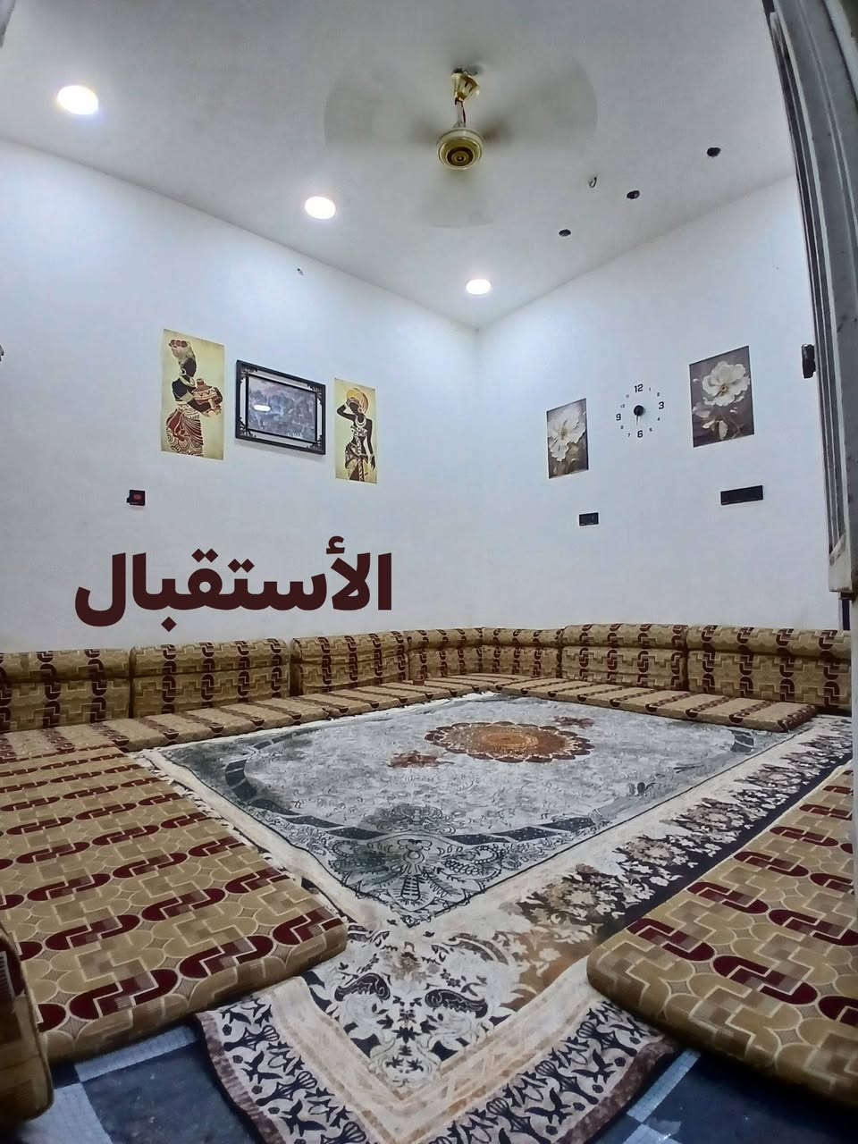 🏡 بيت سكني في حي الخضراء الأولى
📍 الموقع: حي الخضراء الأولى – مقابل الخاجية – شارع 30.

📐 تفاصيل العقار:

- المساحة: 125 م²
- الواجهة: 8.5 متر
- النزال: 15 متر
- عرض الشارع: 8 أمتار
- نوع السند: طابو زراعي (سند 25)

🔹 الطابق الأول:

- استقبال واسع 5×4 م
- صالة كبيرة 6×5 م
- مطبخ 3.5×3 م
- غرفة نوم رئيسية 5.5×5 م
- غرفة نوم ثانية 4×3 م
- حمام داخلي 2×2 م
- منوران يوفران تهوية وإضاءة طبيعية.

🔹 الطابق الثاني:

- ملحق سندويچ.
- غرفتان 4×3 م لكل غرفة.
- صالة 4×2 م.
- المساحة المتبقية سطح واسع يمكن استغلاله حسب الرغبة.

🔨 ملاحظة:
البيت يحتاج فقط إلى تشطيبات بسيطة، تشمل:

- إكمال  الأرضية.
- سيراميك جداري للمطبخ والحمام.

💰 السعر المطلوب: 63 مليون دينار عراقي قابل للتفاوض.

📞 للتواصل والاستفسار:
***********
