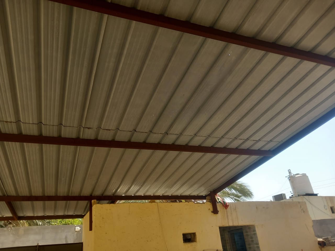 سلام عليكم سقيفه البيع طول ماله سبع مترات ولعرض ستمترات ***********

