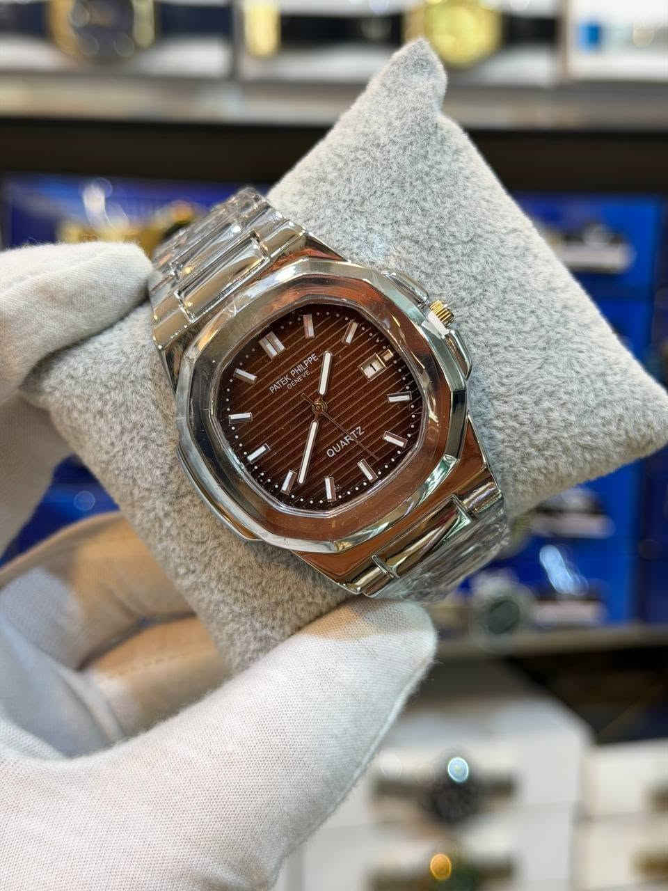 متوفر ساعات باتيك فيليب للبيع السعر جوه السوگ وشرط ارخص من البيجات سعر القطعه ب 15 الف بالبيجات من 20 وفوگ بس يمي 15 الف لأن اريد اصفي البضاعه واكو ساعات نسائيه هم وساعات رولكس للحجز التواصل واتساب ***********
