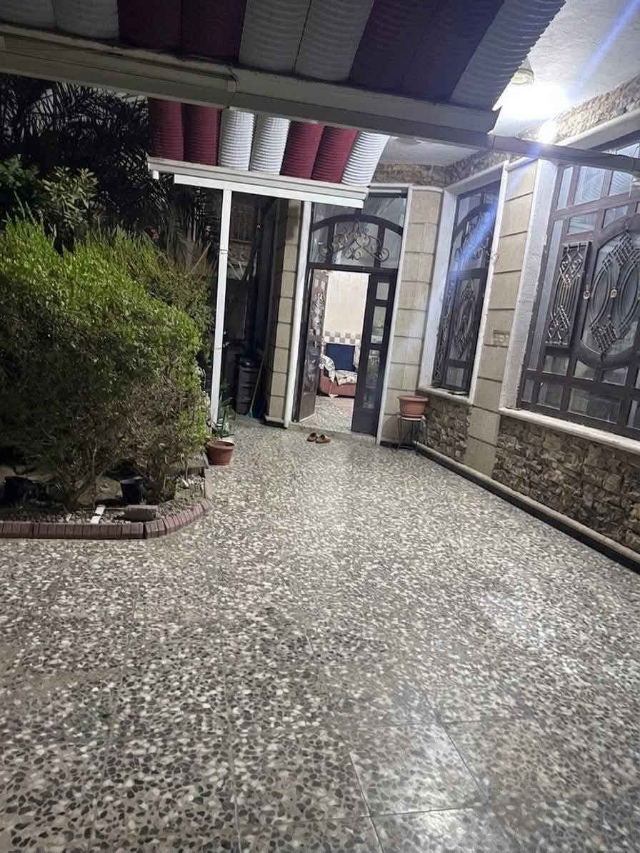 السلام عليكم دار للبيع طابو زراعي سند ٢٥  نادر كراغول شارع زين العابدين ع فرع صيدليه الكندي مساحه ٢٠٠ م 
واجه ١٢.٥م  و نزال ١٦م 
طابقين يحتوي على كراج كبير وحديقه ٧×٤م 
هاتف ***********
