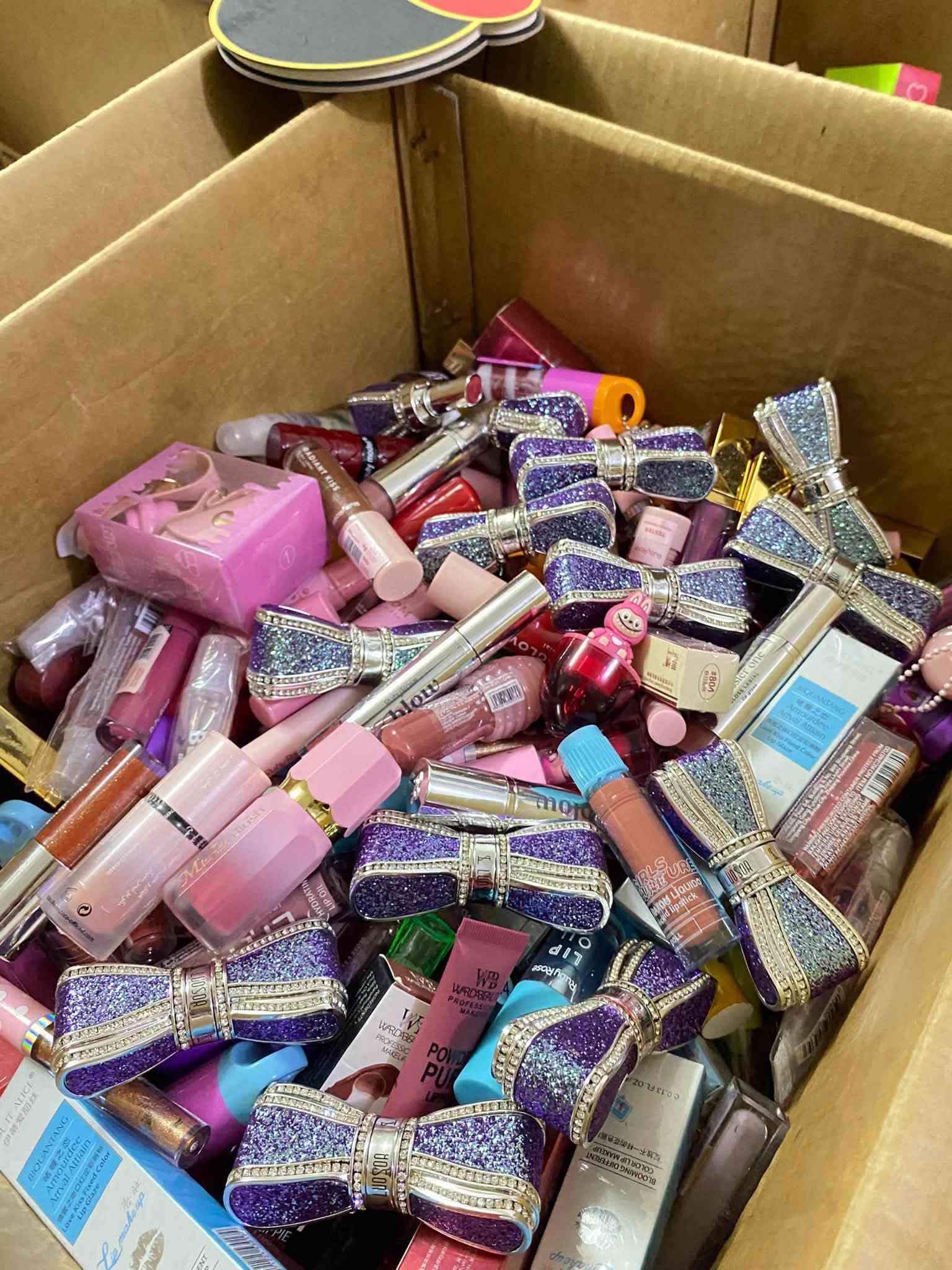 شلعه مكياج وعنايه 1500 قطعه كل انواع المكياج بيها باليتات حمر فاونديشن وكونسيلرات وبكجات و مسكارات وايلاينر واكحال ولب لاينر ومرطبات ولوشن جسم وصابون علاجي للبشره والجسم والشعر واضاءه كلوسات مزيل مكياج وغسول بشره وبلشرات كلللششي بيها 
للاستفسار مراسله واتساب : *********** 
@إشارة
