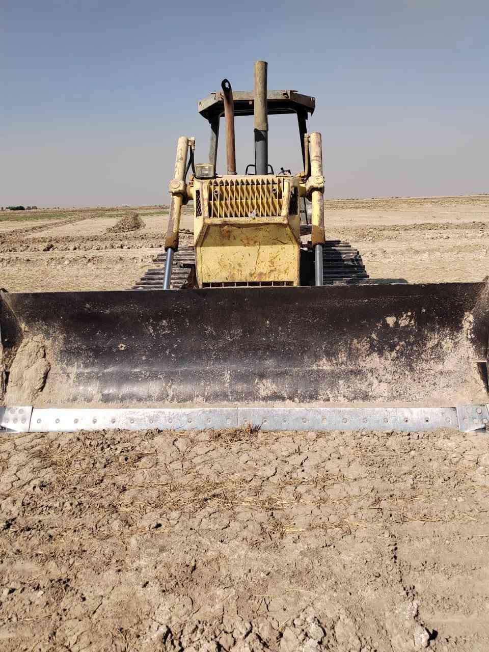 سلام عليكم البيع بلدوزر كوماستو حجم 65 موديل 2003 جاهز العمل مكان واسط ***********
