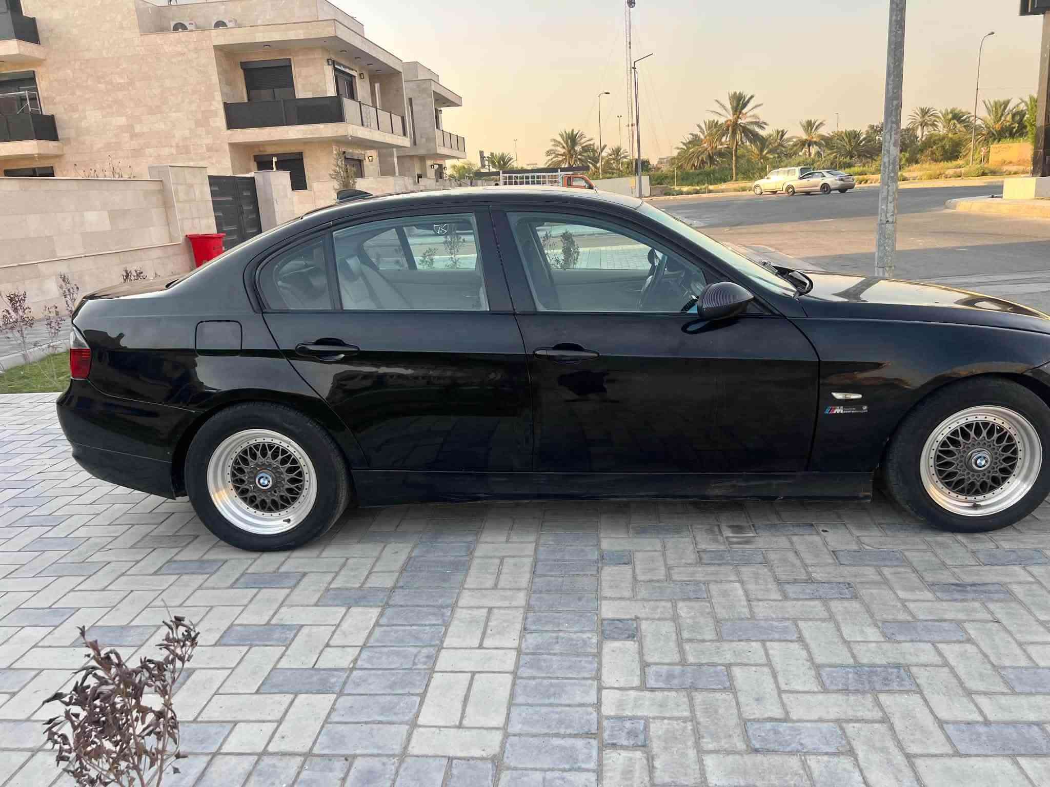 السلام عليكم
للبيع او مراوس حسب القناعه 
BMW 
حجم 330 محرك 6 سلندر n52
موديل 2007
فول مواصفات 
كير محرك صدر كفاله 
تبريد ثلج مكفوله من الضربه بس بيها بارد بسيط 
رقم شمالي تحويل مباشر هزه جديده
للاتصال ***********
مكان السياره بغداد حي الجهاد حي الحسين
السعر مناسب
