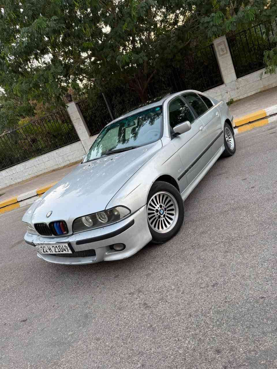 سلام عليكم bm 528 
موديل 1996 اصل 528
بدون صبغ بيها تبديل جاملغ واحد فقط وتعديل شبر بالبدنة جوا جامرلغ السكن
كير محرك تبريد كله بشرط 
داخلها لوك غرفة جديدة اوربية قبل سنة شادها من كشنات ودشبول وبردات مال ابواب كله جديد 
كشنات جلد اسود كهربائي ١٨ حركة 
بردة خلفية بلادية كهربائية شغالة 
سقف سلايد لايتات عدسة ام الحلقة 
رقم اربيل بأسمنا تحويل شرط 
بطاقة بنزين موجودة 
سعر السيارة ٨٥ وبيها مجال للطيبين 
رقم الهاتف *********** عنوان كركوك كركوك, العراق
