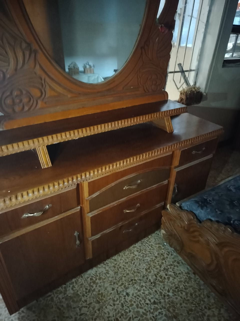 السلام وعليكم ميست واليت وتخت للبيع بيع مستعجل السعر 150 بيها مجال بسيط مكاني موصل جانب الايسر مقابل ساحه الغاز الرقم ***********
