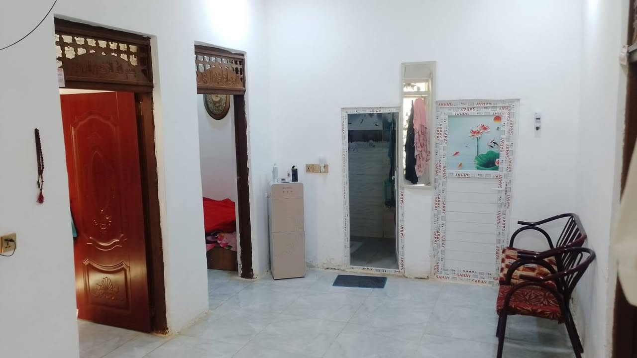 العقار للبيع مساحه 100متر مربع ركن على شارعين بحي الامين الثانيه بنزله الساده الفؤادين يحتوي على غرف نوم عدد 2 + استقبال+صاله+مطبخ+صحيات خارجه+صحيات داخليه+كراج+ غرفه فوك مخزن بناء طابوك وبلوك والسقف عكاده (السعر 75 مليون وبي مجال بسيط) ***********
