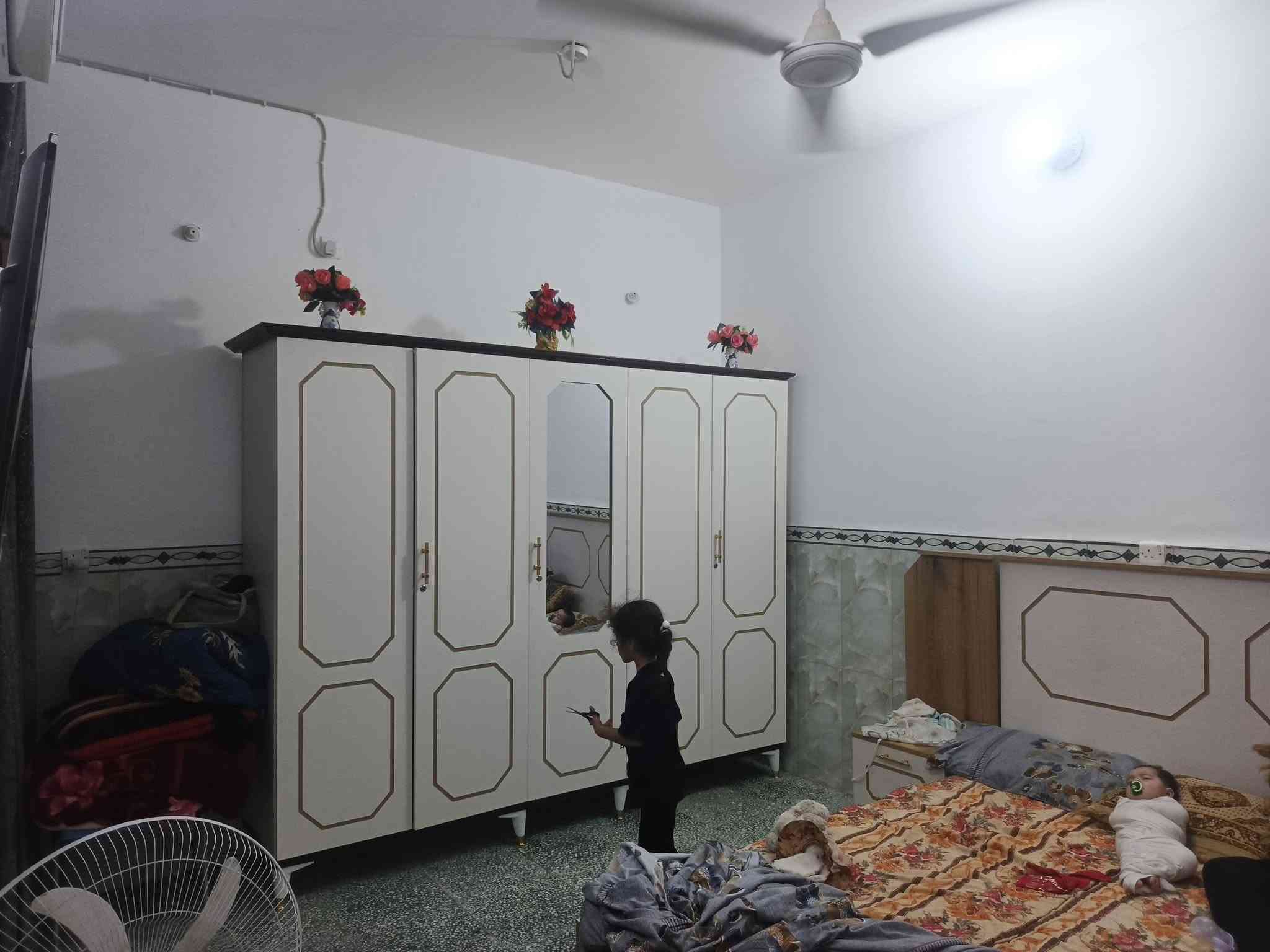بيت ١٠٠متر للبيع حي النداء ب٥٩ صب كونكريت طابقين دبل فاليوم كامل مكمل 
استقبال ومطبخ وصاله وغرفه وحمامات داخليه وخارجيه والطابق الثاني ٣غرف وحمام سيراميك كاشي سقوف ثانويه 
بصف الركن قرب شارع ١٥ ومدرسة حسن نصرالله السعر ١١٥ 
***********
