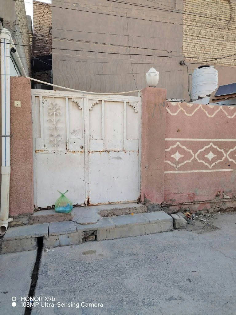 بيت مساحه ١٢٥ متر
ثلاث طوابق
طابق ارضي صحيات خارجيه وديوانية ٦ب٥ وصاله
ومطبخ وحمام وغرفه صغيره
طابق الثاني غرفتين نوم كبار وصاله كبيره وحمام
والطابق الثالث سطحين كل سطح على جهه العنوان حي الحريه الاولى السعر 85 بيه مجال للاستفسار تواصل مع الحساب

نص مكتوب في الصور:
- HONOR X9b
- 108MP Ultra-Sensing Camera