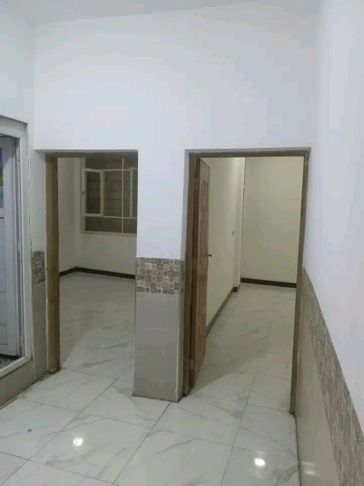 🌹شقه تجاريه  للايجار شارع ٦٠ مقابل قاعة الياقوت قرب المطبخ الاسباني تحتوي على ٢ غرف نوم ومطبخ وصاله ومجمع صحيات وحمام غربي وتحتوي على سطح. بناء حديث.. سنتر على الشارع
