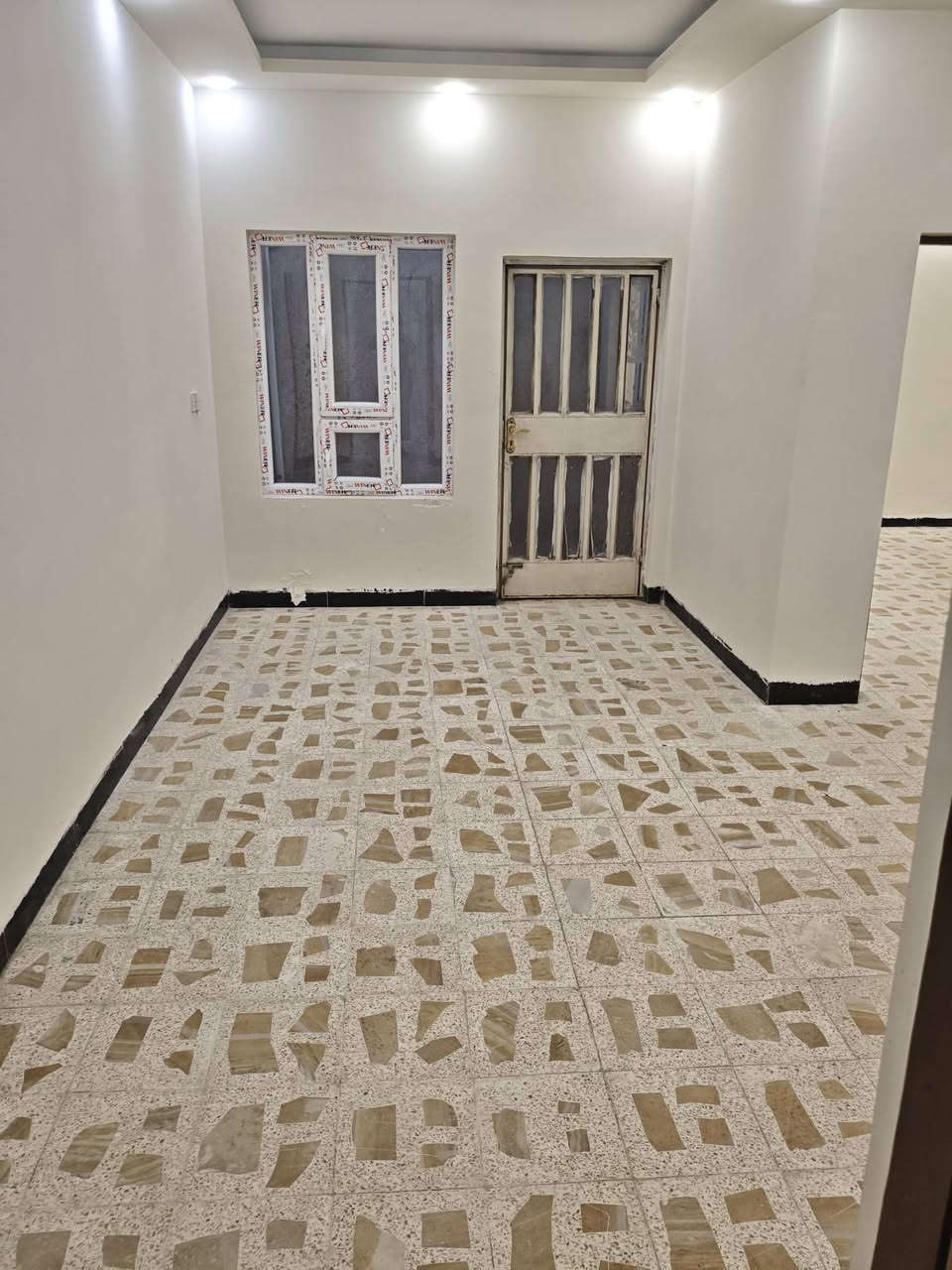 بيت للبيع 
بمجمع اليرموك 
250متر طابق ونص 
3غرف نوم 
كراج + حديقه +مكون من 3مجمعات صحيه 
للاستفسار ***********
