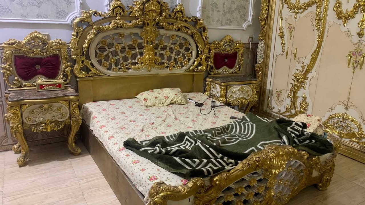 سلام عليكم غرفه نوم مصرية مرمر ملكية  فخمه كامله مكمله استخدام اقل السنتين الغرفه حلوة ومرتبه ما متعوبه سعرها مليون و700 وبيها مجال حق الجيه عنواني بغداد البلديات ***********
