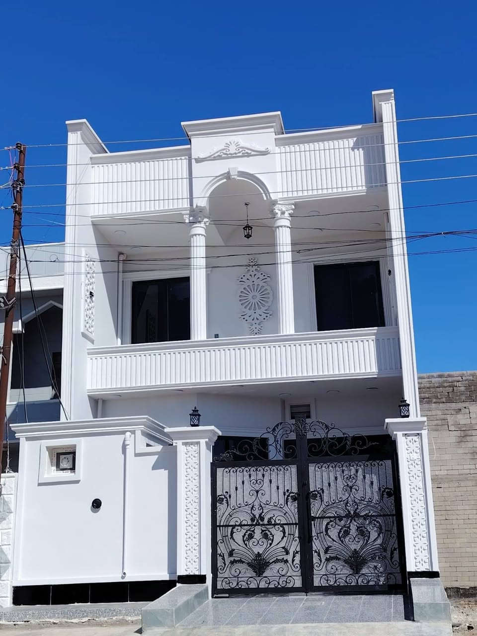 دار للبيع في القادسيه حي الكفاءات
المساحه ١٢٥ متر
الوجه  ٢٠ * ٦،٢٥
شارع ٢٠ متر على ساحه
السعر ١١٥  قابل للتفاوض
للاستفسار
***********
