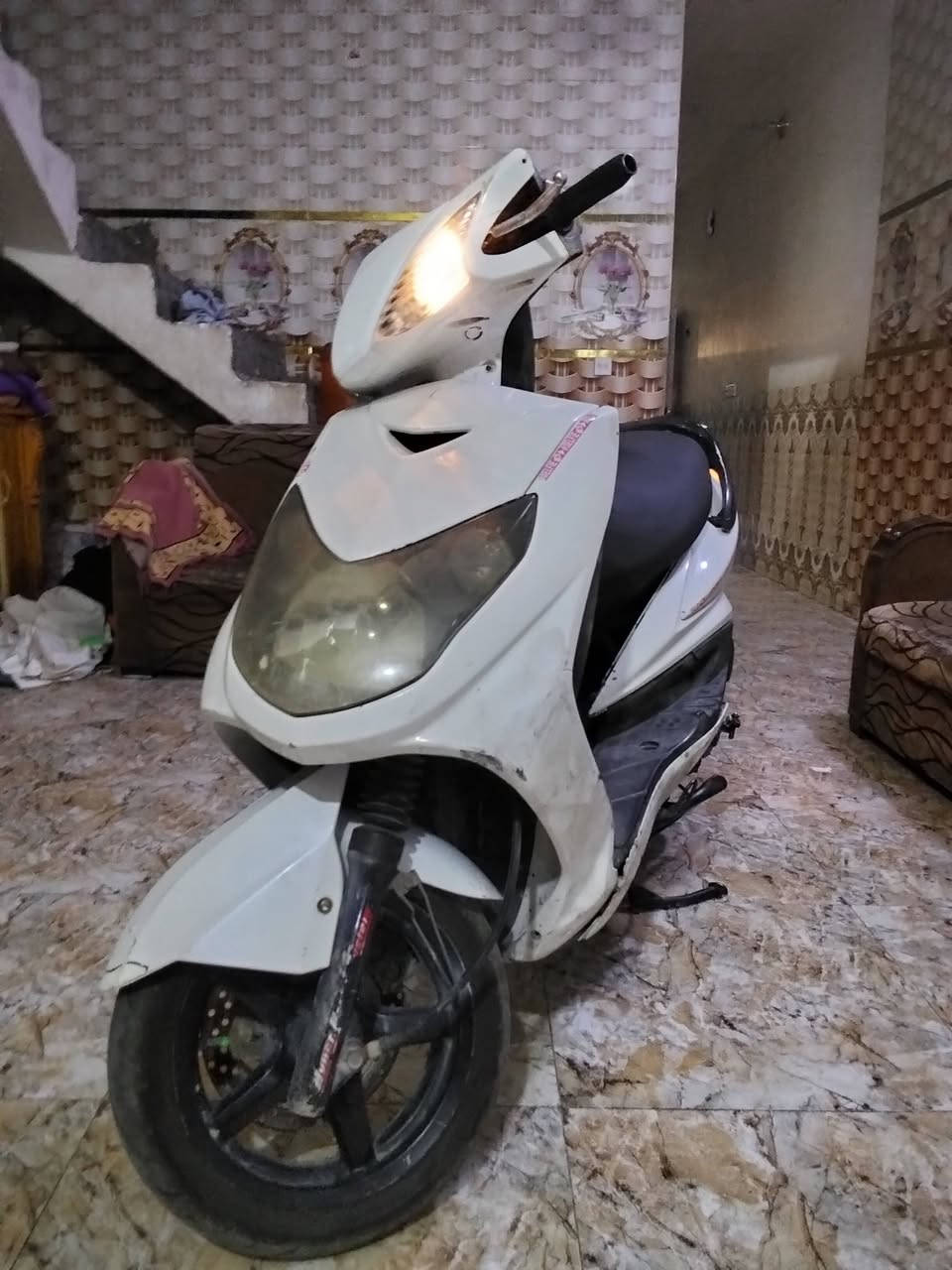 السلام عليكم اخوان سكنس فحل نوزل خطين نصيفه كله بلاديه نكره سلف مكينه ناعمه حيل شلعه معدل مكفولة من كلشي كهرباء كله تستغل تايرات ودبلات جدد بريك امامي خلفي اشاير يسره يمنه مكان زعفرانيه 350 شراء اتصل ***********
