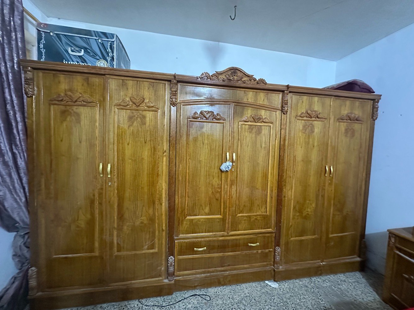 غرفه نوم ٦ بيبان جديده جديده استعمال اقل الشهر والله سويته ببمليونين و٢٠٠ واني رايده بمليون وونص الاستفسار ع هاذا الرقم ***********
