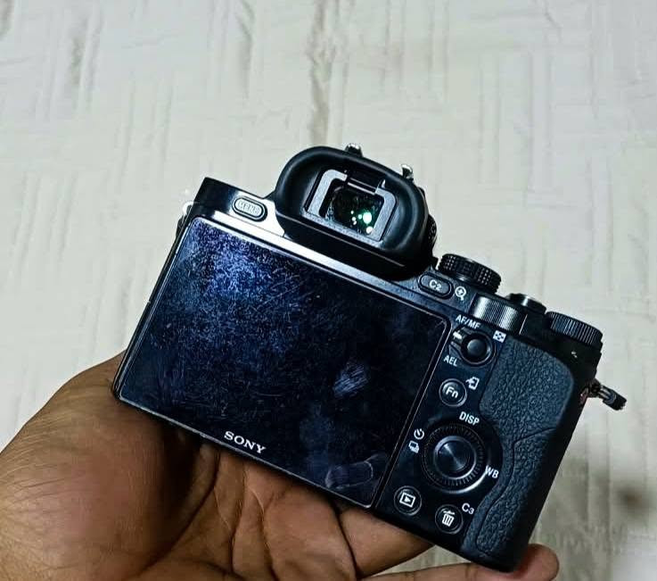 كامير سوني للبيع
كاميرا سوني a7  
فول فريم غنية عن التعريف مع عدسة 
سوني 28/70
شتر 8k مع بطاريتين وشاحنة السعر 750 الف 
المكان البصرة 
رقم الهاتف وتساب ***********
