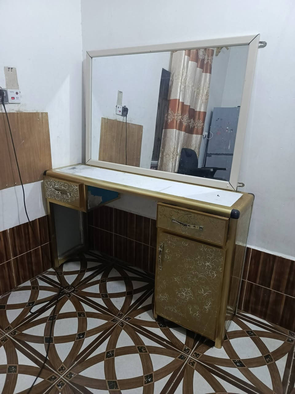 السلام عليكم يا زلمه اليوم طول متر ونص علو متر مرايه 140 بمتر
