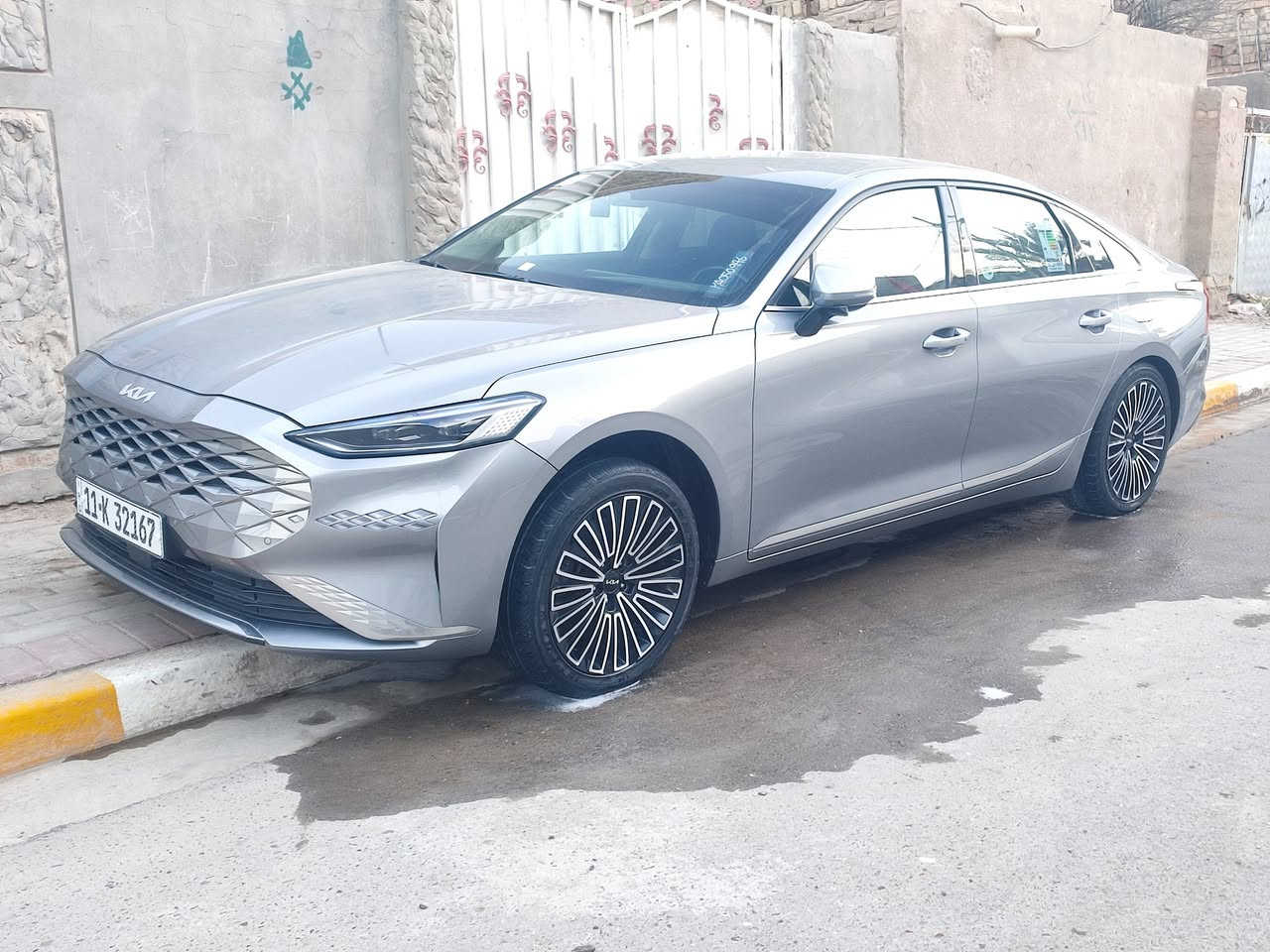 ***********
سلام عليكم k8 2023حره 
السياره فول برده خلفيه كهربائيه 
رادار امامي خلفي 
السياره بيها قطعتين اكلير بنيد وجوملغ جهه السايق بدون دواخل  السياره جديده بمعنه الكلمه تخم تاير تحكم مسجل خلفي 
السياره ماشيه 36
السعر 200$وبيها مجال
