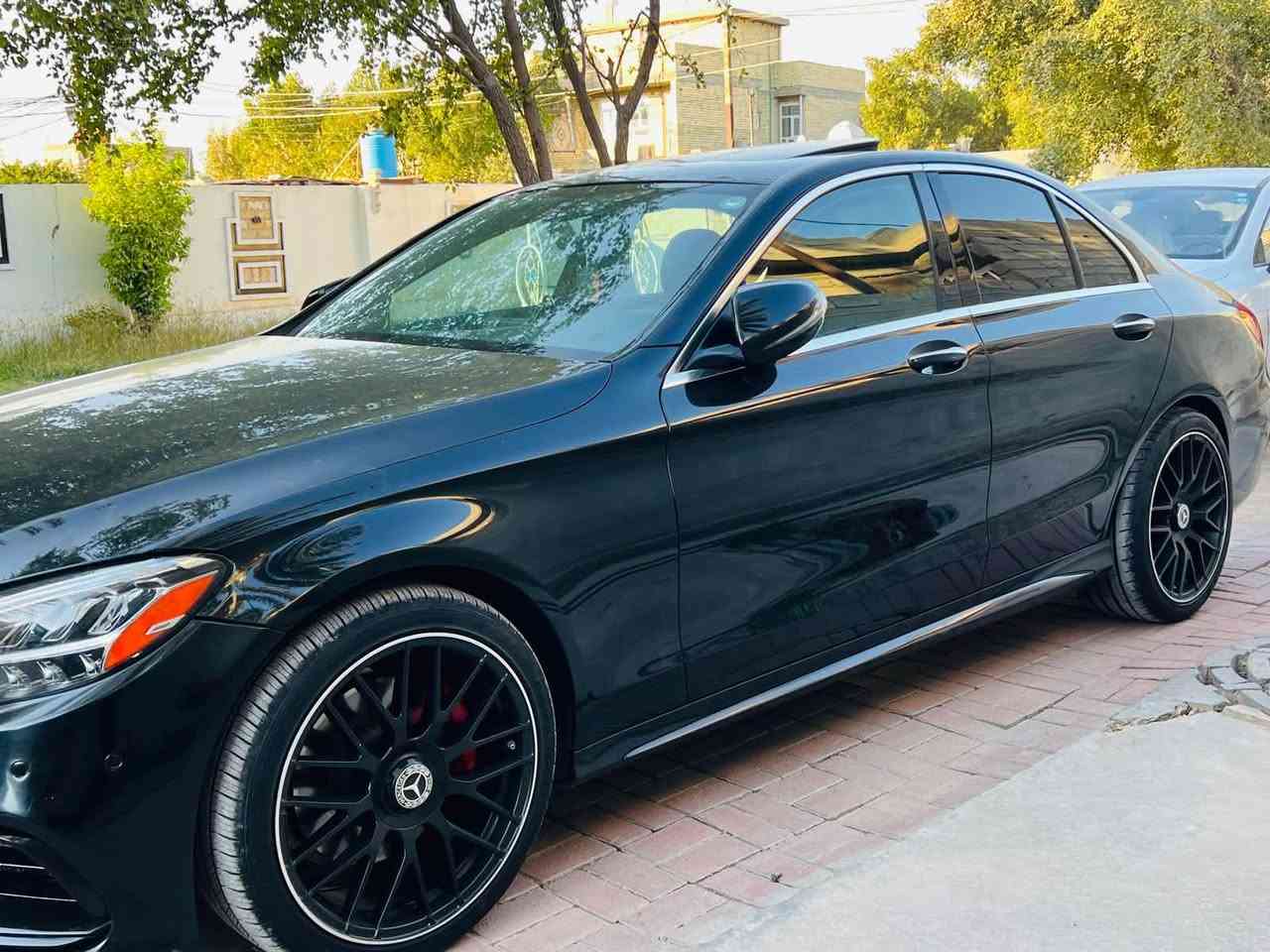 مارسيدس c300  موديل 2019  للبيع السيارة جاهزة حادثها جاملغين خلفية السعر 200وبيها مجال السيارة فول مواصفات ***********
