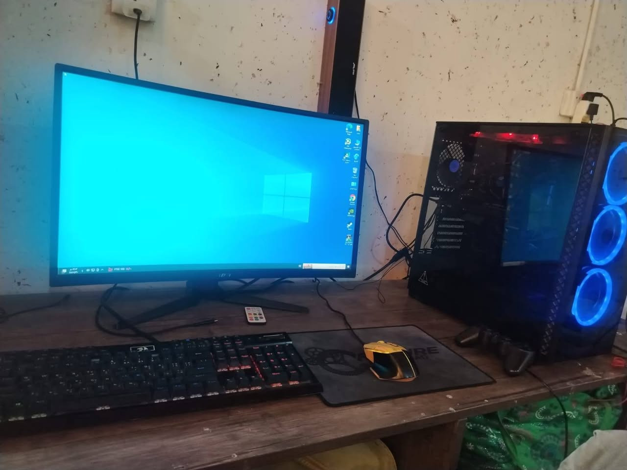 🔥 *تجميعة كيمنك + شاشة MSI 27 كيرفد مقوسة للبيع* 🔥
*المواصفات:*
- المعالج: Intel Core i5-9400F
- كرت الشاشة: GTX 1660 SUPER 6GB Gigabyte
- الرام: 16GB
- الهارد: SSD 250GB + HDD 250GB
- المذربورد: MSI B365M PRO-VDH
- الباور: Cooler Master 650W
- الكيس: ARGB

*الملاحظة:* دكمة التشغيل مال الكيس عاطلة، اشغله جطل بس يشتغل طبيعي مابي شي.

*الملحقات وية التجميعة:*
- شاشة MSI 27 بوصة مقوسة Curved كيمنك
- كيبورد وماوس كيمنك
- UPS 1500VA

الجهاز نضيف ومال العاب قوية
تجي تفحص وتاخذ وتمشي

*السعر: 750 وبيها مجال*
*المكان: بغداد - الغزالية*
*رقمي واتساب: ************

