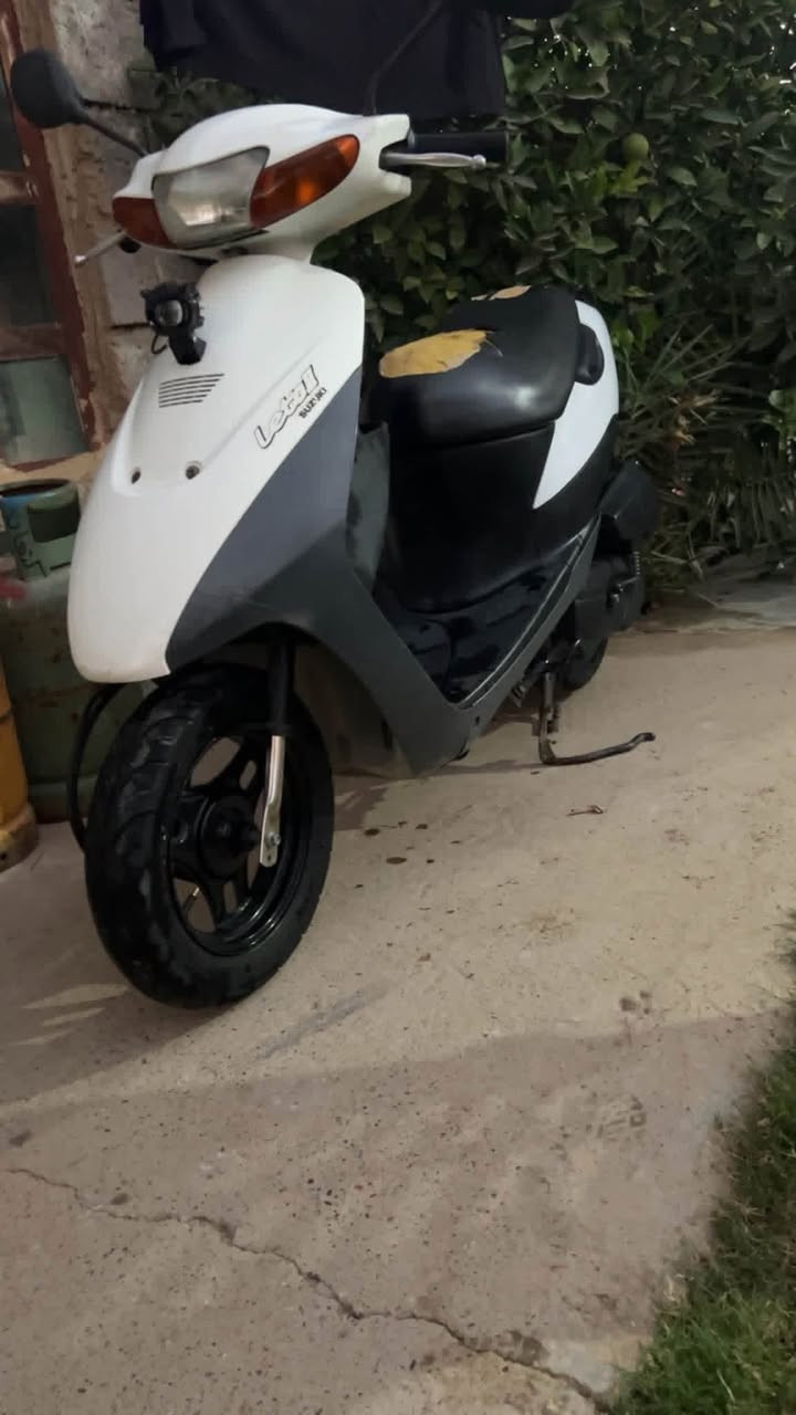 السلام عليكم للبيع والمراوس  ب شحن نضيف أو R9 أو H900
دراجه سوزوكي 
سرعه ٦٠
محرك مفتوح مره وحده عله ايدي شرط والاصليات موجودات 
تايرات جدد
كهربائيات شرط
شغال نكره سلف وهندر 
أشاره يمين يسار لايت عالي ناصي
كابريتر بلاديه 
صالنصه بلاديه
شاصي شرط
كفرات الشركه قبل سنه شتريتو جديد 
بريكات بلاديات 
ملاحظة عداد السرعه السيم مالو مكطو وهاذا الكسر البسيط ما مأثر 
كلو بلادي انطي شرط وكفاله 
السعر 350 وبي مجال المو شراي لا يكسر بل سعر 
الموطور نضيف وماعايزو برغي تجي تشغل وتطلع
مكاني صلاح الدين العلم خاص موجود وهاذا رقمي 
***********
