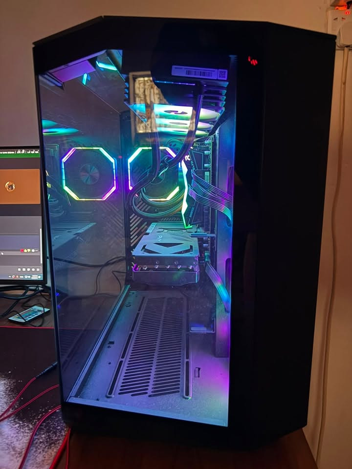للبيع Gaming PC 🔥
• CPU: Ryzen 5 9600X
• Motherboard: Gigabyte B650M S2H 1.2
• GPU: PNY RTX 5070 OC 12GB
• RAM: TeamGroup 2×16GB DDR5 6000 RGB Black
• SSD: TEAM M.2-2280 PCIe Gen4x4 MP44L 1TB 5000
• Cooling: FENIX 360 BK EN42997
• PSU: SEGOTEP GM750W 80+ Full Modular Black
• Case: DarkFlash DY470 Black with fans

🖥️ الشاشة: Full HD — 200Hz الشركه موضحه بل وصوره 

ومعاه:
• موس كيمنك (Razer DeathAdder Essential)
•كيبورد كيمنك(كيبورد سعره 75الف مغناطيسي )
UPS2000 اوف لاين مثلا ما موضح بل صوره
شباب هاي التجميعه اريد ابيعه مستخدمه جدا قليل الله شاهد ومابيه اي خلل الحاسبه رايده بمليونين ونص والله شاهد عليه الحاسبه مابيه اي شي ولا خلل مكاني بغداد +ماعندي توصيل مكاني بغداد: للاستفسار الاتصال او المراسله ***********
