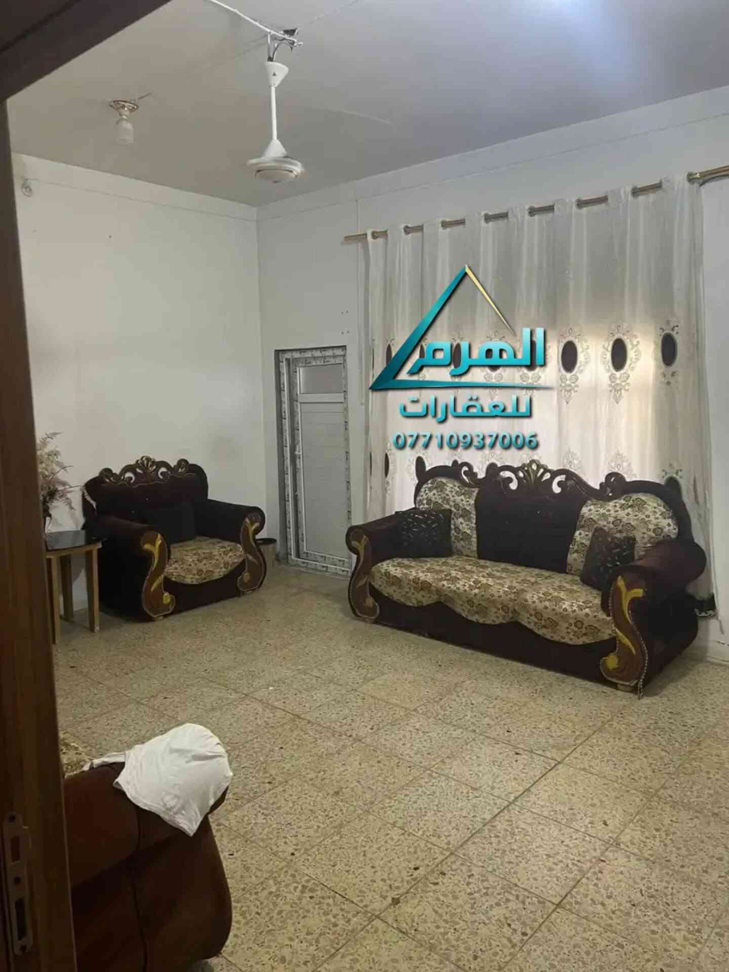 للبيع – فرصة استثمارية وسكنية مميزة
📍 الموقع: منطقة البو شامان – مقابل مدرسة غزة
📐 المساحة الكلية: 500 م²

العقار يتكون من بيت رئيسي + مشتمل مستقل، والبيت مجدد بالكامل من الداخل مع أعمال صيانة وتحديث، مما يجعله مناسباً للسكن أو للاستثمار وتأجير الوحدات السكنية.

البيت الرئيسي:
▪️ كراج كبير مع حديقة
▪️ مطبخ 5×4
▪️ هول 6×5
▪️ غرفة ضيوف (خطار) 5×8
▪️ موزع 4×6
▪️ غرفة نوم مع سويت داخلي 4×5

الطابق الثاني – شقتان مستقلتان:

الشقة الأولى:
▪️ موزع 4×5
▪️ 3 غرف، مساحة كل غرفة 4×5
▪️ مطبخ 3×3
▪️ حمام + توليت

الشقة الثانية:
▪️ مدخل مع مطبخ 3×3
▪️ حمام + توليت
▪️ هول 4×5
▪️ غرفة نوم 4×5

المشتمل الأرضي:
▪️ كراج كبير مع صحيات
▪️ مطبخ 5×4
▪️ هول 4×5
▪️ غرفة مع سويت 5×4
▪️ غرفة صغيرة تستخدم كمخزن

للاستفسار والتواصل:
***********
أو علّق برقم (1) ويصلك السعر والتفاصيل على الخاص.

العرض حصراً لدى مكتب الهرم للعقارات
📍 سامراء – حي الضباط الثانية – مقابل شارع 2000

نص مكتوب في الصور:
- الهرج للعقارات ***********
- الهرم للعقارات ***********
- المرمى للعقارات ***********