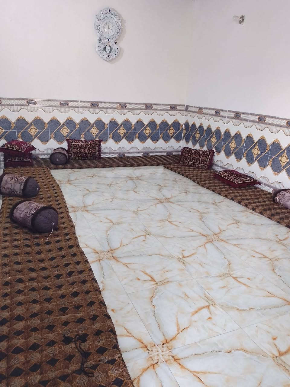 دار للبيع المكان الفرسان غريب على جسر ابو عقرب المساحه 225متر مع 100متر السعر 50  غرفتين نوم 5*4 صاله كبيره  7*6 مطبخ 5*4 ستقبال7*4 حمام 3*2    

***********
