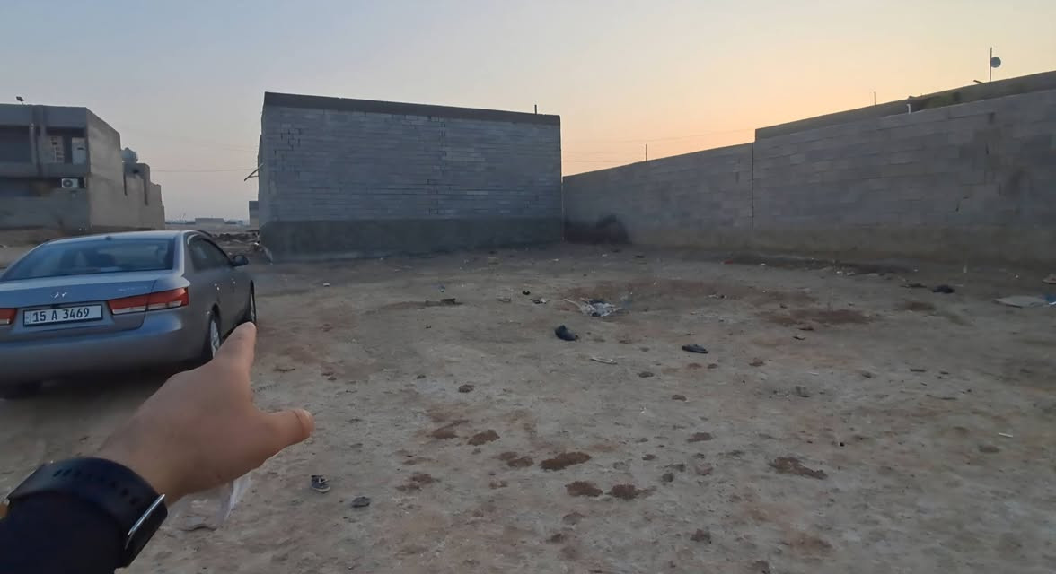 للبيع قطعه ارض بالخمسه كيلو الشراع بال ١٥ الف سكنيه  مساحه ٢٠٠ متر شارع ١٠ متر بأسمي طابو ملك صرف تحويل مباشر  خدمات ماء كهرباء سكن اسواق كامله وكاع عدله ومحدده بظهرك وبصفك جيران القطعه قريبه جدا من شارع ٤٠ كما موضح بالخارطه

السعر/٣٥ مليون قابل للتفاوض

نص مكتوب في الصور:
- Galaxy S24 Ultra