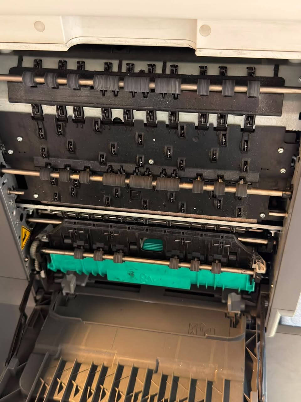 طابعة hp 586 ملغية شرائح عداد قليل ونظيفة جدا
محورة وملغية الشرائح 
السعر 700
***********

