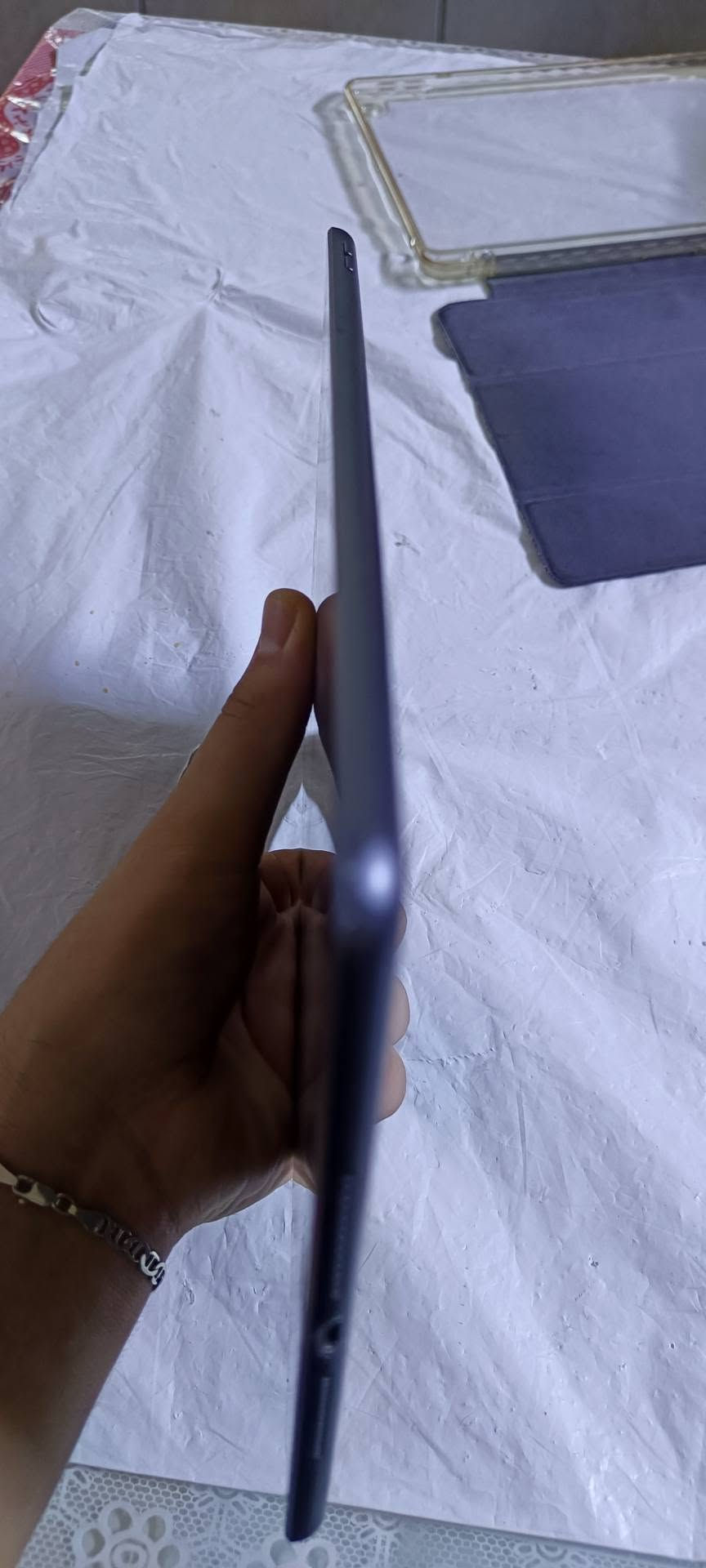 سلام عليكم ايباد 9  اذكره 64 جهاز مكفول كفاله عامه شرط الفحص وين ميعجبك مدكوك حاسبه مثل ما موضح بالصوره كله نورمال كلشي ما مبدل بي عيبه الوحيد هاي اللثمه الصغيره كلش بالطرف وابد ما مأثره على شي مكبره بالصوره بالحقيقة حيل صغيره سعر 195  وبي مجال بسيط للشراي وخادم للطيبين رقم واتساب ***********
