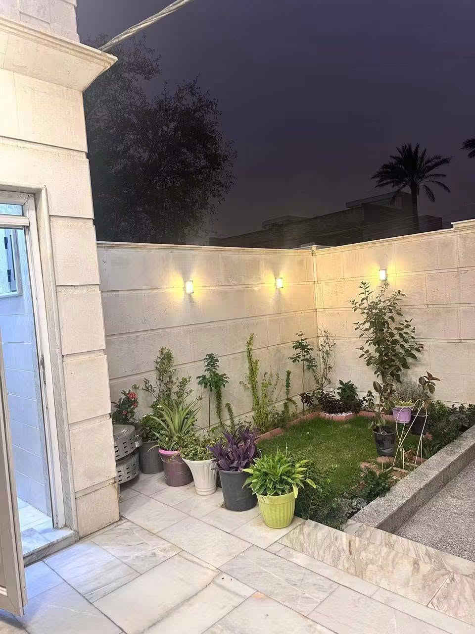 🧿 اللهم صلي على محمد وآل محمد🧿                  للبيع دار بناء درجة أولى 24 موقع سكني مميز البلديات شارع المستوصف على نفس الشارع العريض محتويات الدار يتكون من ثلاث طوابق الأرضي مدخلين صحيات خارجية حديقة استقبال صاله مطبخ حار وبارد غرفة منام مع الخدمات باقي كل طابق منهم غرفة منام سويت وصالة مجموع الغرف   4 منهم ثلاثة سويتات                                         المساحة 100م واجهة 5 النزال 20                        صاحب العقار موجود فتح بيان مباشر                      ♦♦♦♦♦♦♦♦♦♦♦♦♦♦     للاستفسار والمشاهدة الاتصال على أرقام المكتب   ***********  📞   ***********            أو زيارة مكتبنا الكائن في منطقة البلديات شارع المصرف مجاور صيدلية كوثر حسين @إشارة
